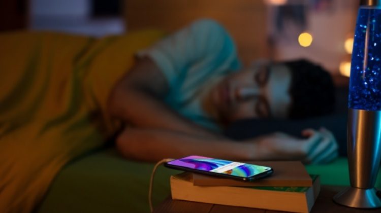 Những Thói Quen Làm Điện Thoại Nhanh Hỏng sac dien thoai qua dem co sao khong 5 750x420 1